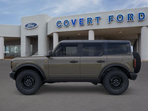 New 2026 Ford Bronco Badlands w/ Black Appearance Package AWD/4WD image 3