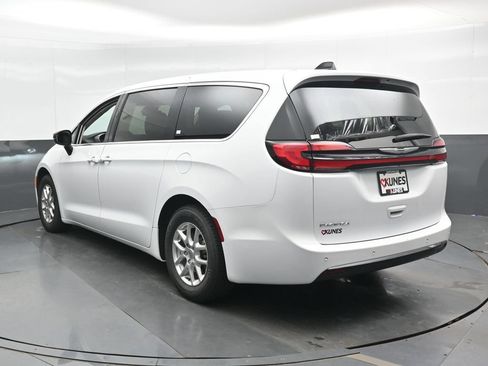 Used 2024 Chrysler Pacifica Touring-L FWD image 10