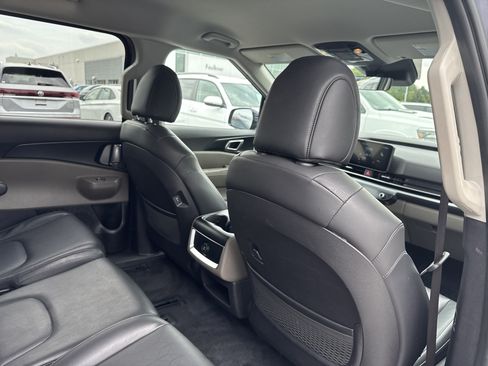 Used 2025 Kia Carnival FWD image 20