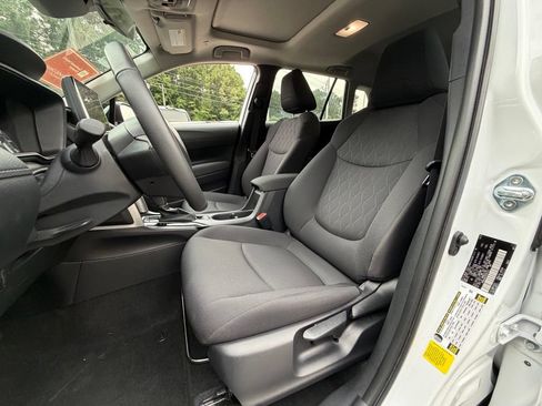 Used 2024 Toyota Corolla Cross LE w/ Moonroof Package FWD image 5