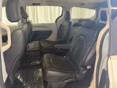 Used 2020 Chrysler Pacifica Touring-L FWD image 19