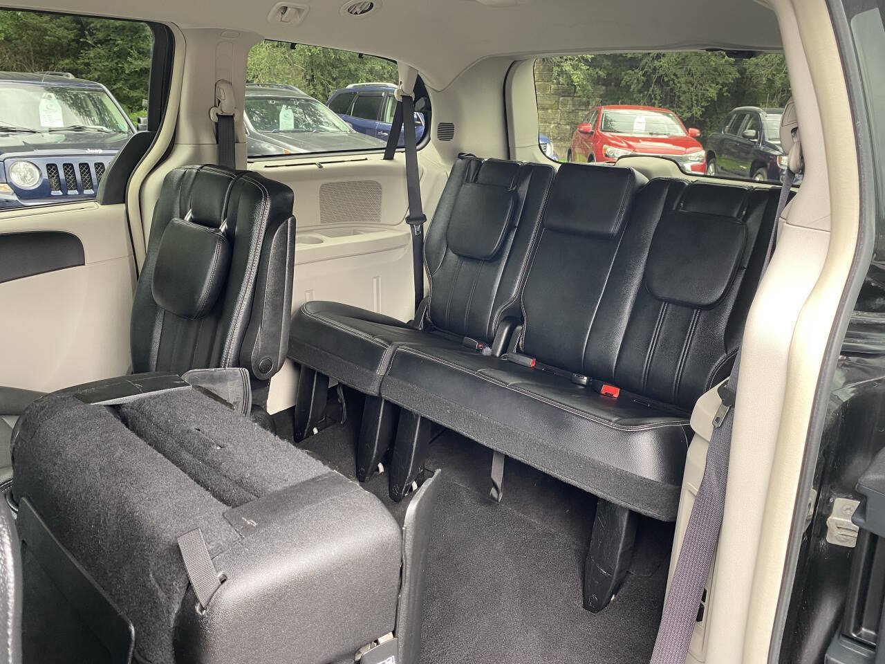 Used 2015 Chrysler Town & Country Touring w/ Driver Convenience Group FWD image 11