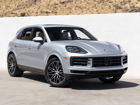 Certified 2025 Porsche Cayenne AWD/4WD image 9
