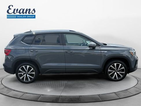 Used 2024 Volkswagen Taos SE w/ Panoramic Sunroof Package FWD image 9