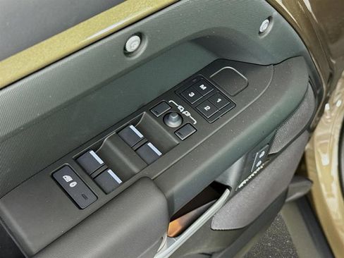 Used 2025 Land Rover Defender 110 X-Dynamic SE image 19
