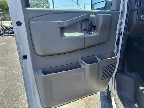 Used 2017 Chevrolet Express 2500 RWD image 17