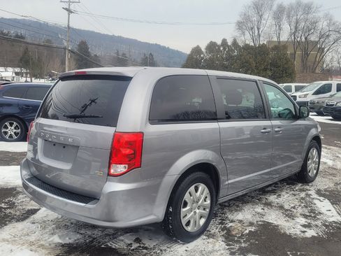 Used 2018 Dodge Grand Caravan SE w/ UConnect Hands-Free Group image 8