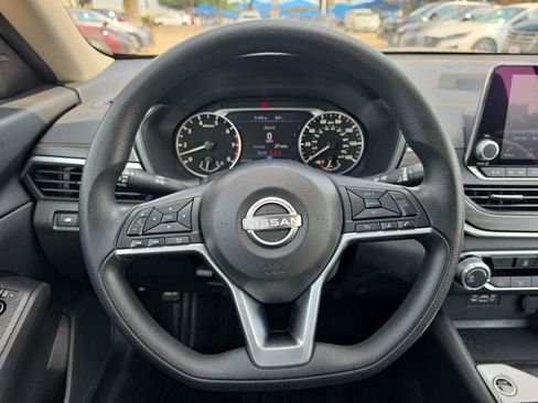 Used 2025 Nissan Altima 2.5 SV FWD image 14