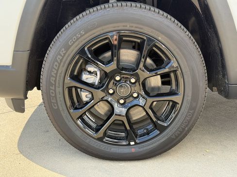 New 2026 Jeep Compass Latitude image 9