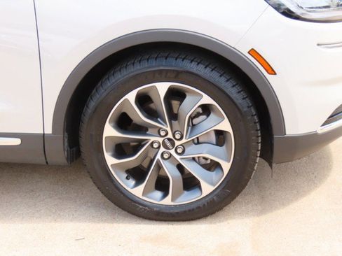 Certified 2023 Lincoln Nautilus Reserve w/ Luxury Package image 7