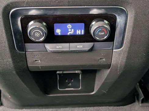 Used 2025 Chevrolet Suburban Z71 image 27