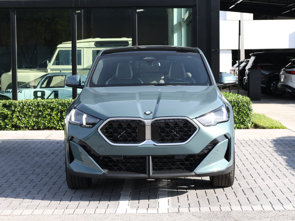 Used 2025 BMW X2 xDrive28i AWD/4WD image 3
