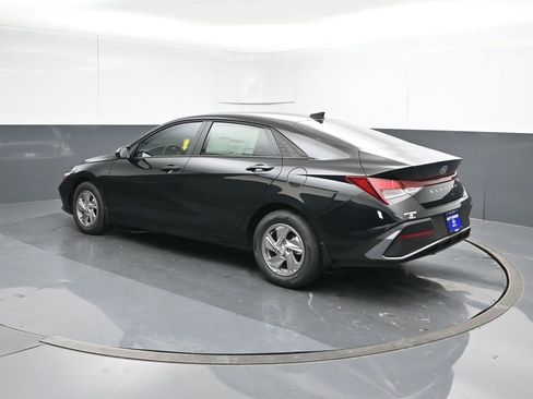 New 2026 Hyundai Elantra SE FWD image 3