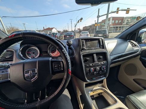 Used 2017 Dodge Grand Caravan SXT image 22