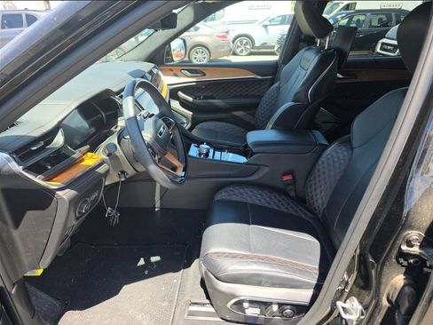 Used 2024 Jeep Grand Cherokee L Summit AWD/4WD image 2