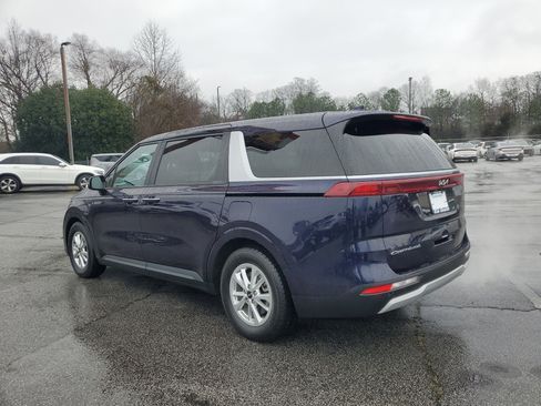 Used 2022 Kia Carnival LX image 4
