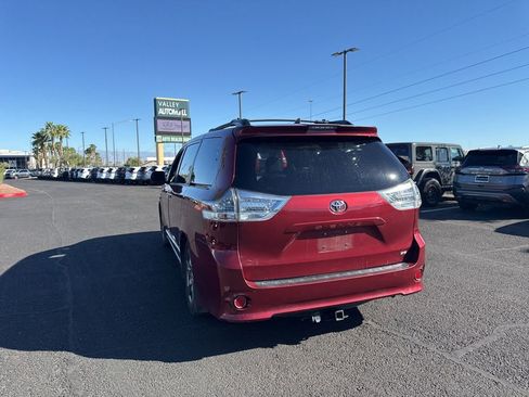 Used 2018 Toyota Sienna SE Premium w/ Carpet Mat Package FWD image 10