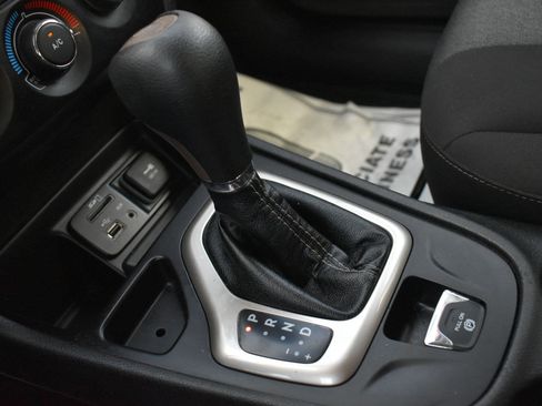 Used 2018 Jeep Cherokee Latitude w/ Altitude Package image 28