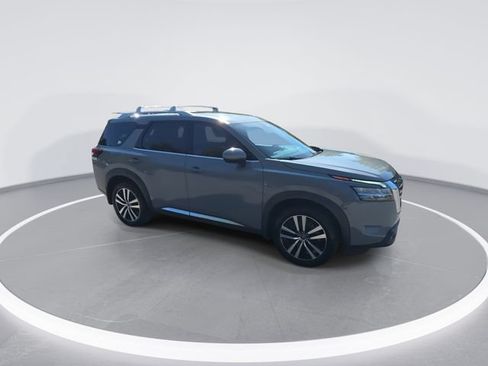Used 2024 Nissan Pathfinder Platinum FWD image 2