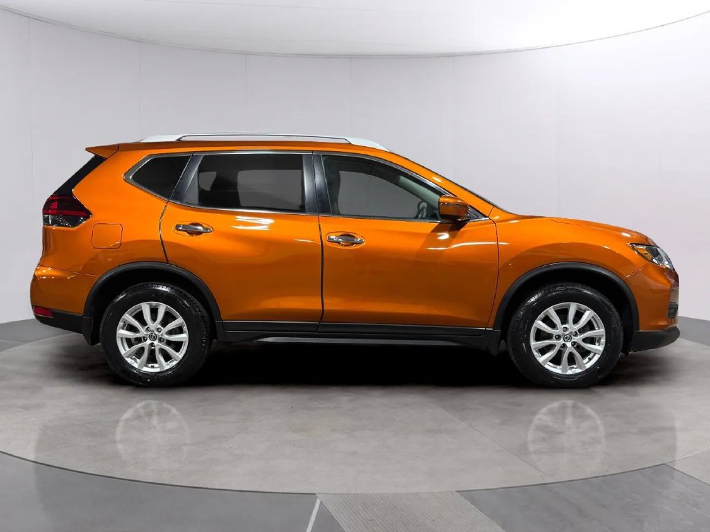 Used 2018 Nissan Rogue SV AWD/4WD image 2