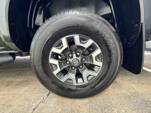 Used 2021 Toyota Tacoma TRD Off-Road w/ Technology Package AWD/4WD image 10
