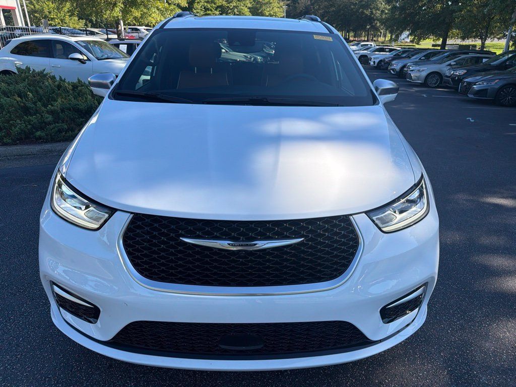 Used 2024 Chrysler Pacifica Pinnacle FWD image 3