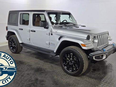 Used 2023 Jeep Wrangler Unlimited Sahara w/ Cold Weather Group AWD/4WD image 9