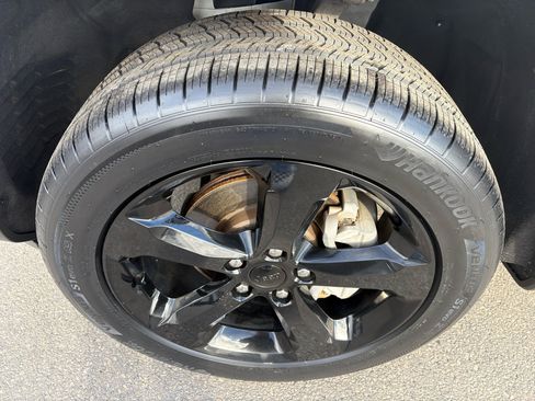 Used 2023 Jeep Grand Cherokee Limited w/ Black Appearance Package image 9