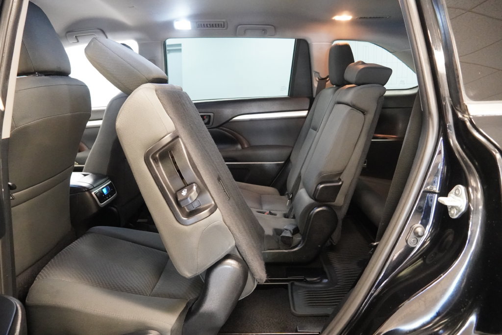 Used 2019 Toyota Highlander LE w/ Protection Package #3 AWD/4WD image 26