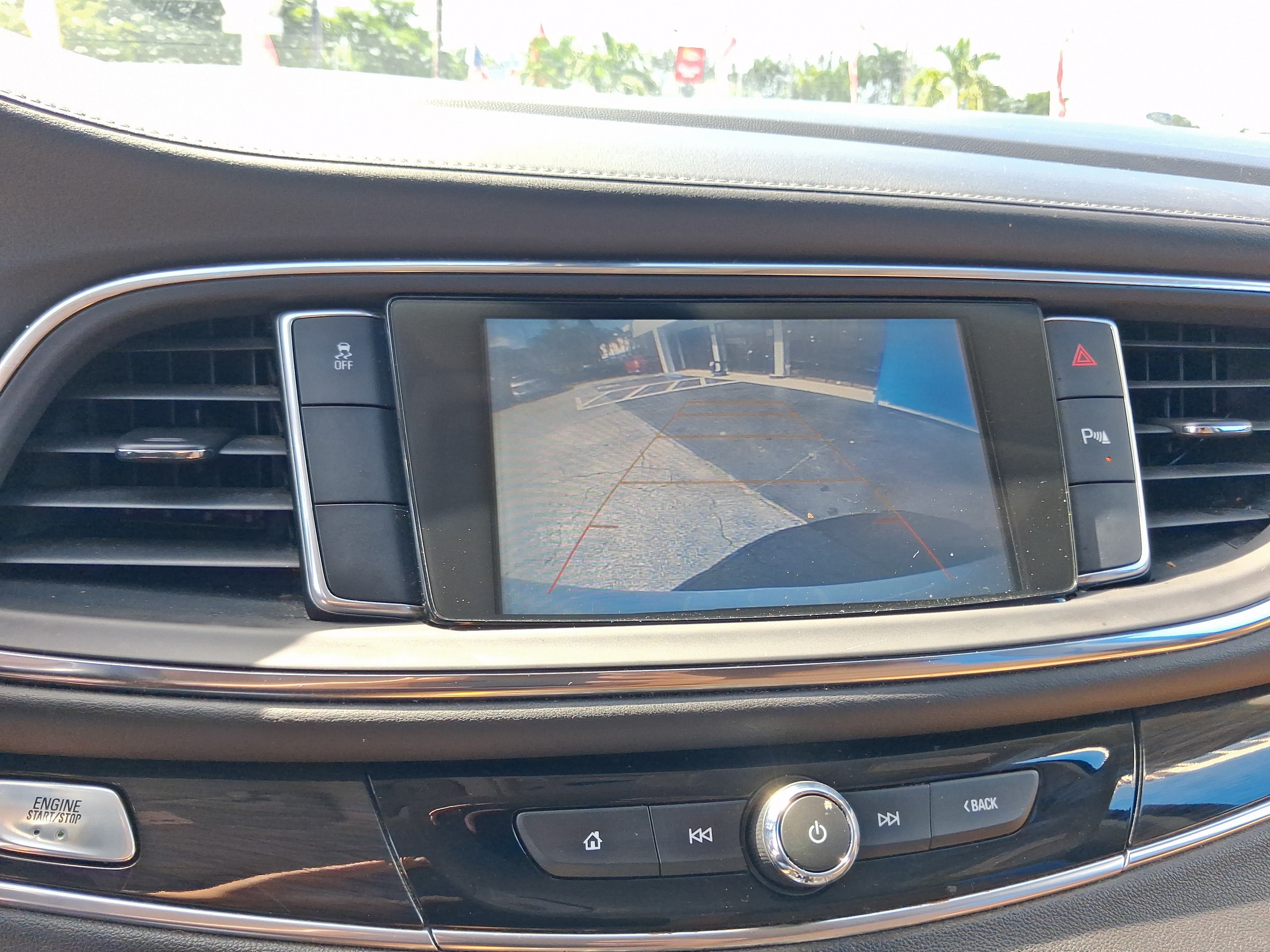 Used 2018 Buick Enclave Essence FWD image 18