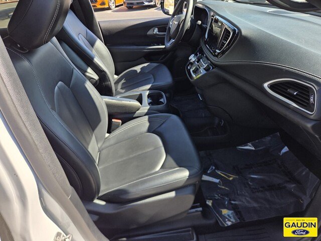 Used 2025 Chrysler Pacifica Select FWD image 17