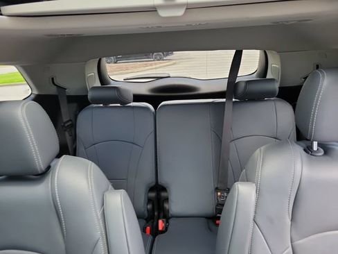 Used 2019 Buick Enclave Premium w/ Experience Buick Package FWD image 9