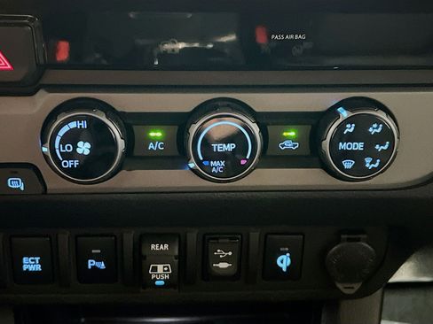 Used 2018 Toyota Tacoma TRD Off-Road w/ Technology Package RWD image 11
