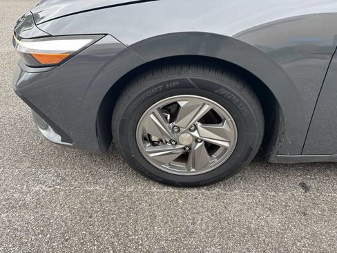 Used 2024 Hyundai Elantra SE FWD image 11