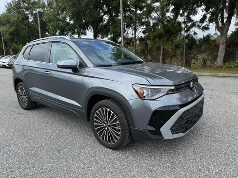 Used 2025 Volkswagen Taos SE w/ Panoramic Sunroof Package image 3