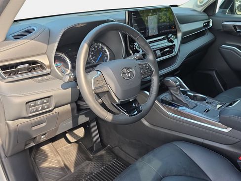 Used 2021 Toyota Highlander Limited FWD image 17