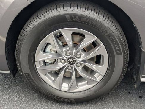 Used 2024 Toyota Sienna XLE FWD image 11