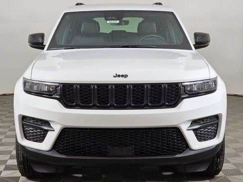 New 2025 Jeep Grand Cherokee Altitude image 9