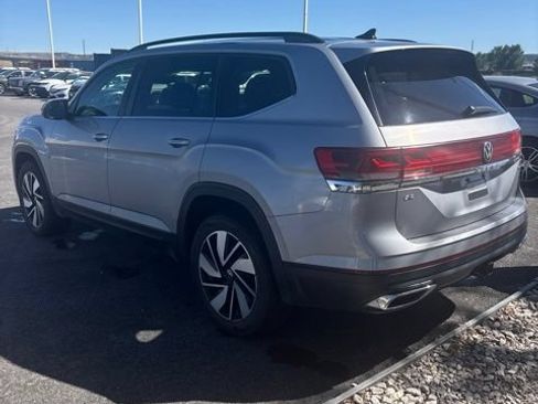 Used 2025 Volkswagen Atlas SE AWD/4WD image 3