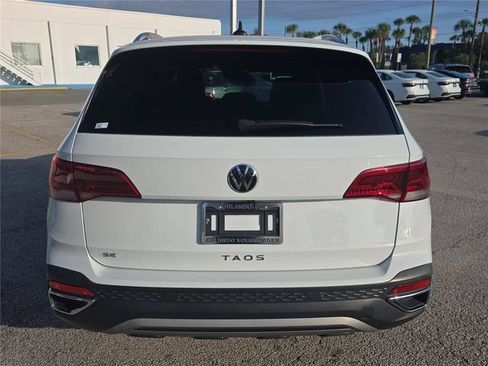 Used 2023 Volkswagen Taos SE w/ Panoramic Sunroof Package FWD image 3