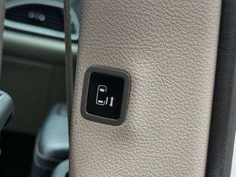Used 2024 Chrysler Pacifica Touring-L FWD image 45