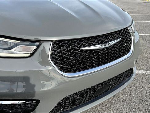 Used 2022 Chrysler Pacifica Limited image 36