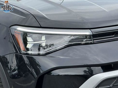 Used 2025 Volkswagen Taos SE AWD/4WD image 9