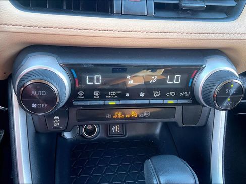 Used 2025 Toyota RAV4 LE AWD/4WD image 32