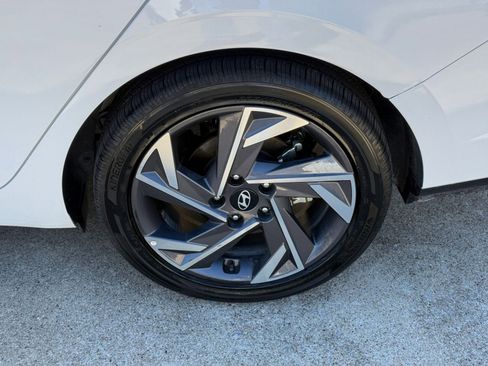 Used 2025 Hyundai Elantra Limited image 31