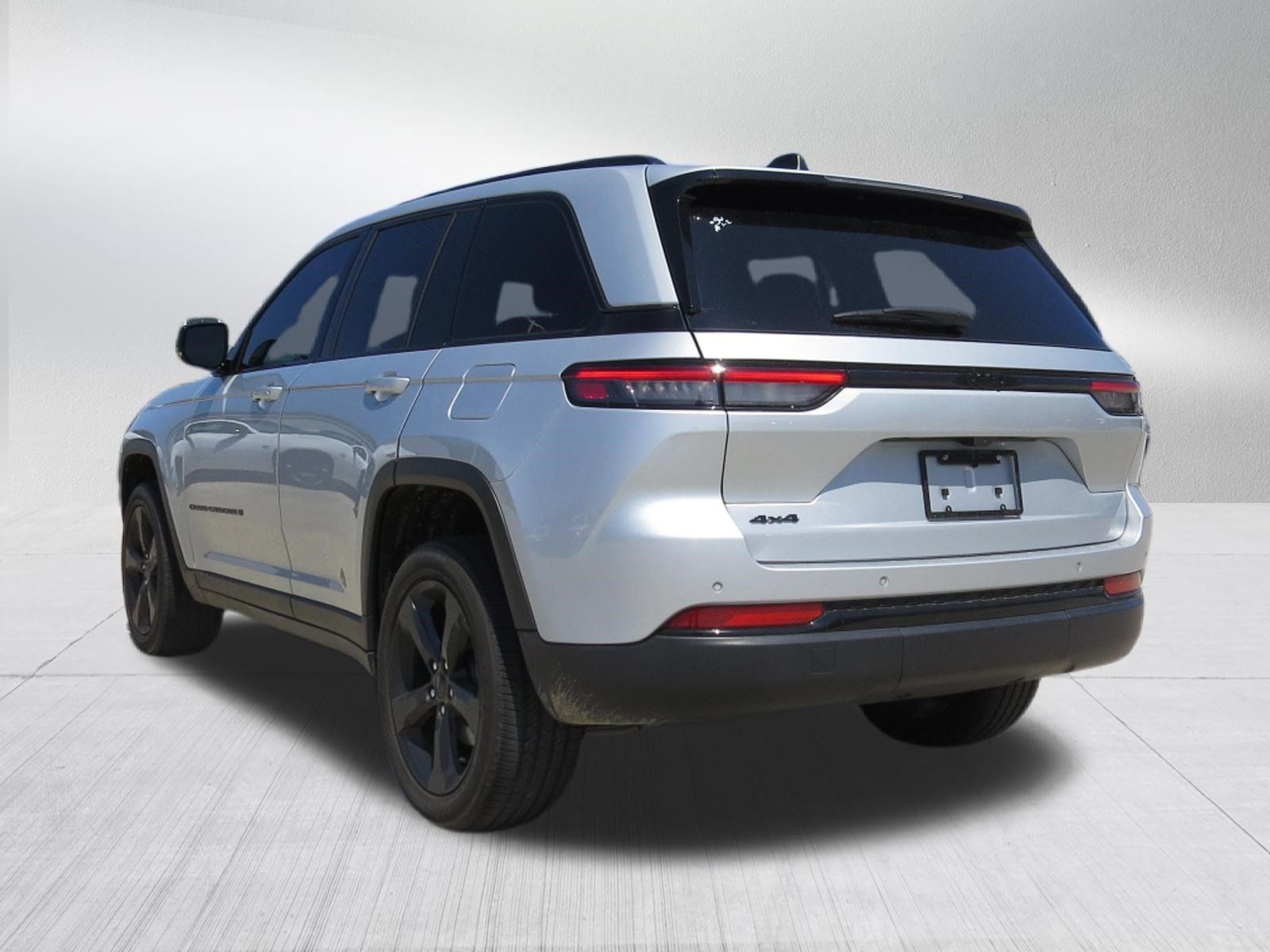 Used 2024 Jeep Grand Cherokee Altitude AWD/4WD image 5