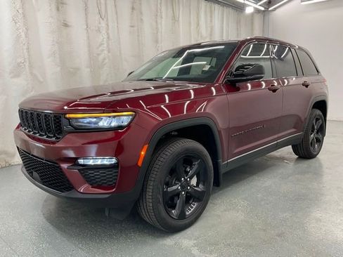 Used 2025 Jeep Grand Cherokee Limited w/ Black Appearance Package AWD/4WD image 4