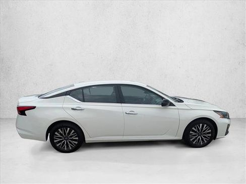 Used 2025 Nissan Altima 2.5 SV FWD image 4
