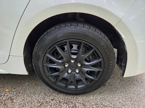 Used 2022 Toyota Corolla LE FWD image 16