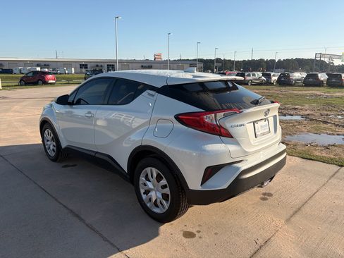 Used 2021 Toyota C-HR LE FWD image 6